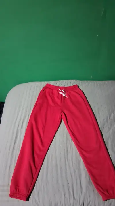 Pantalones deportivos rojos - miniatura 2