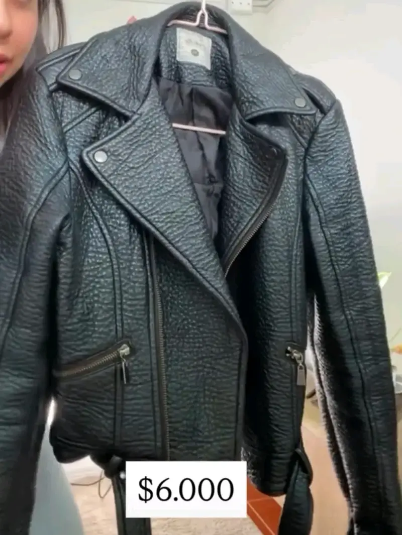 Chaqueta negra de cuero sintético