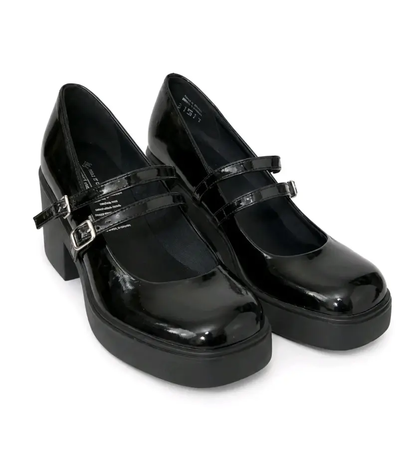 Zapatos negros de charol con hebillas