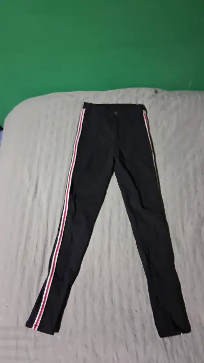 Pantalón negro con línea lateral - miniatura 1