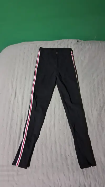 Pantalón negro con línea lateral - miniatura 2