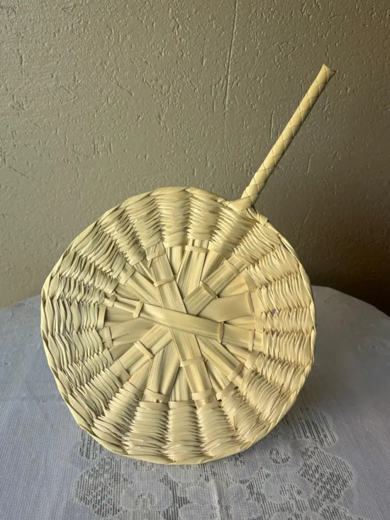 Abanico panameño de palma tejido
