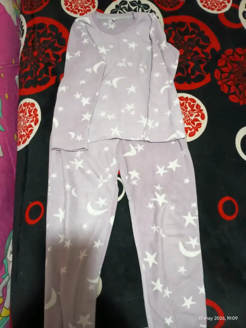 Pijama lila con estrellas y lunas