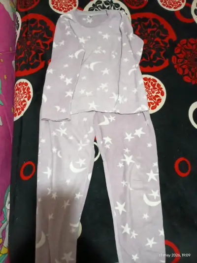 Pijama lila con estrellas y lunas - miniatura 1
