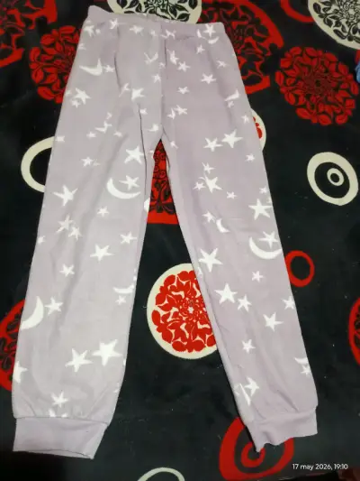 Pijama lila con estrellas y lunas - miniatura 3