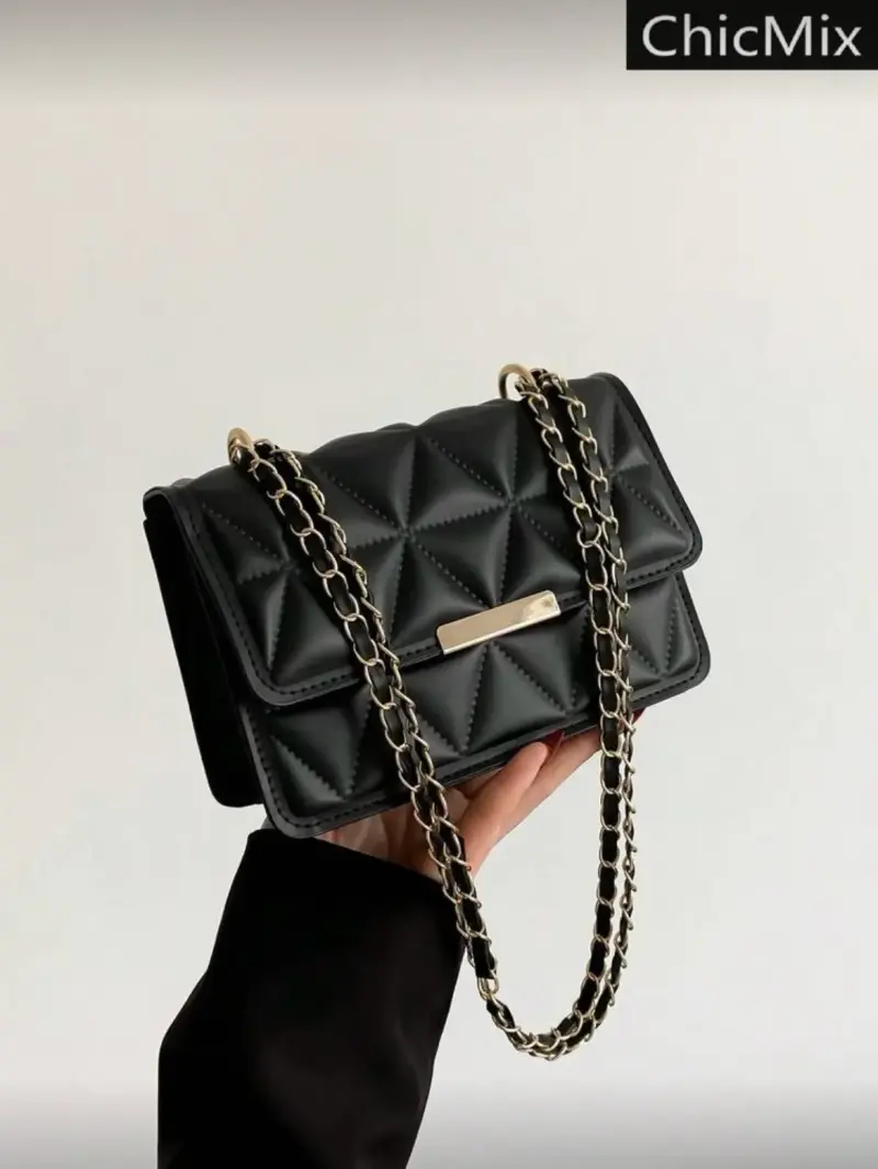 Cartera negra con cadena