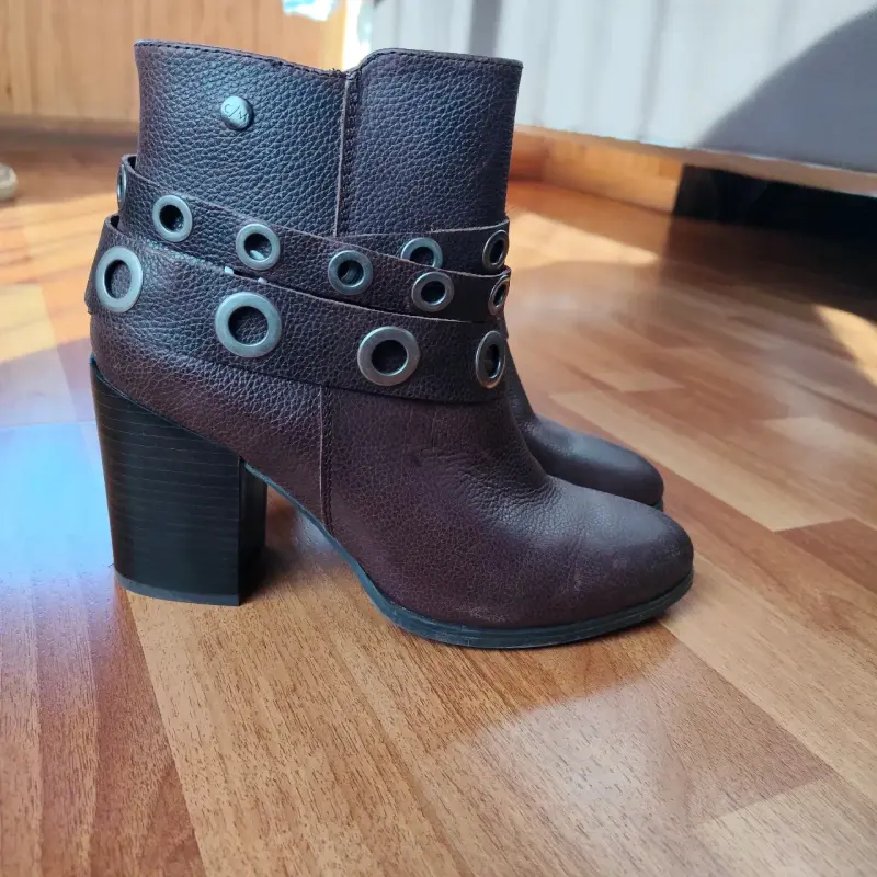 Botines marrones con ojales metálicos - 1