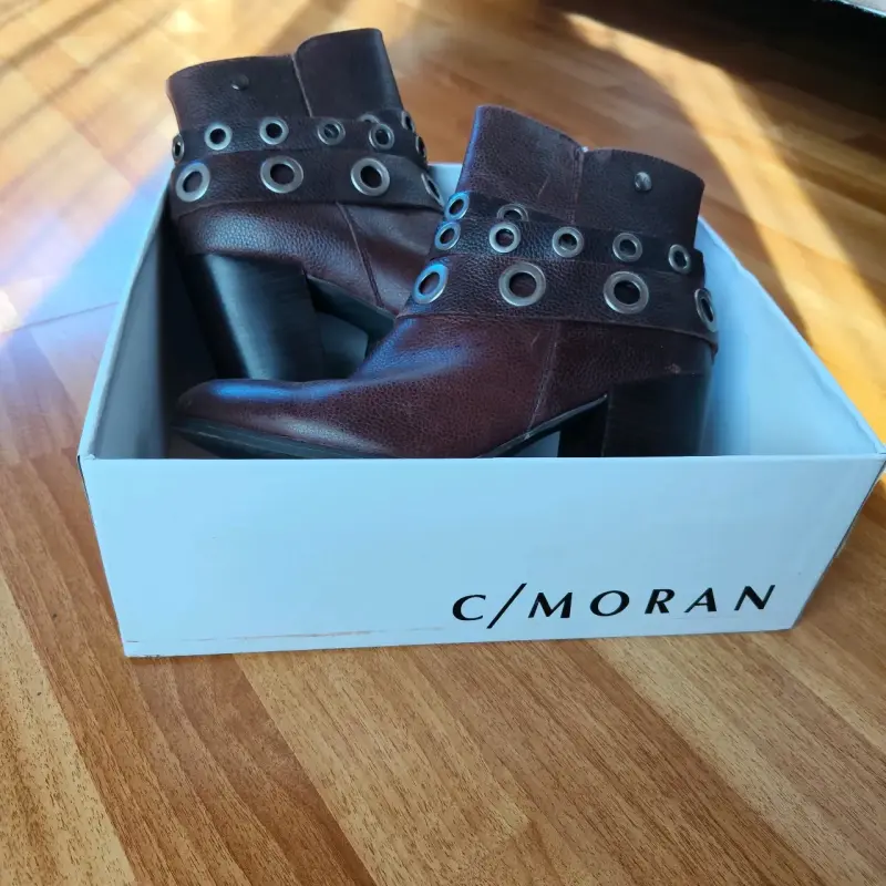 Botines marrones con ojales metálicos - 2