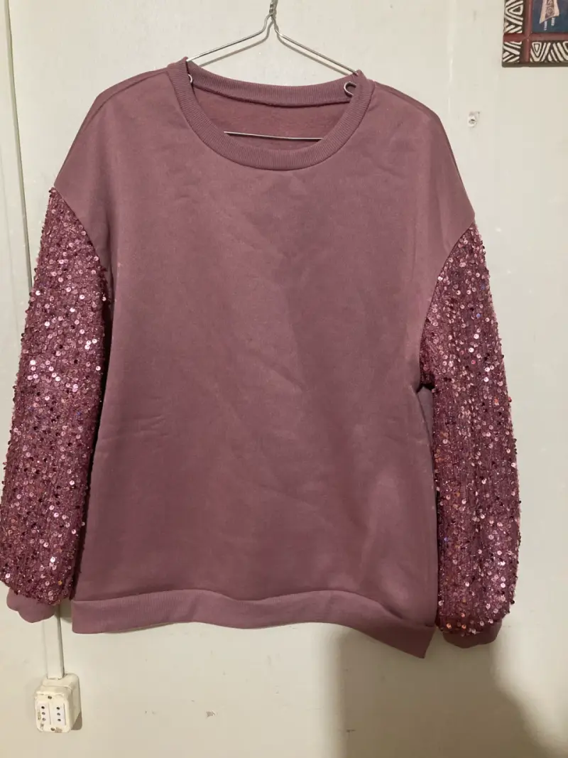 Polerón rosa con mangas de lentejuelas