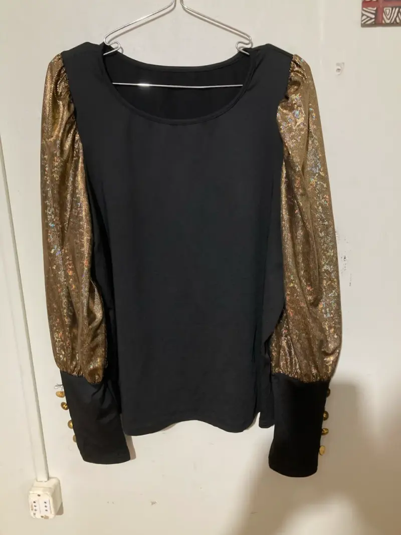 Polera negra con mangas doradas