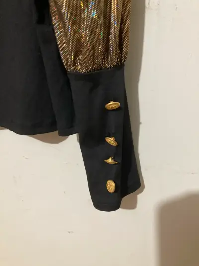 Polera negra con mangas doradas - miniatura 3