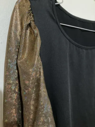 Polera negra con mangas doradas - miniatura 4