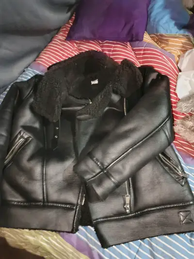 Chaqueta negra de cuero sintético - miniatura 1