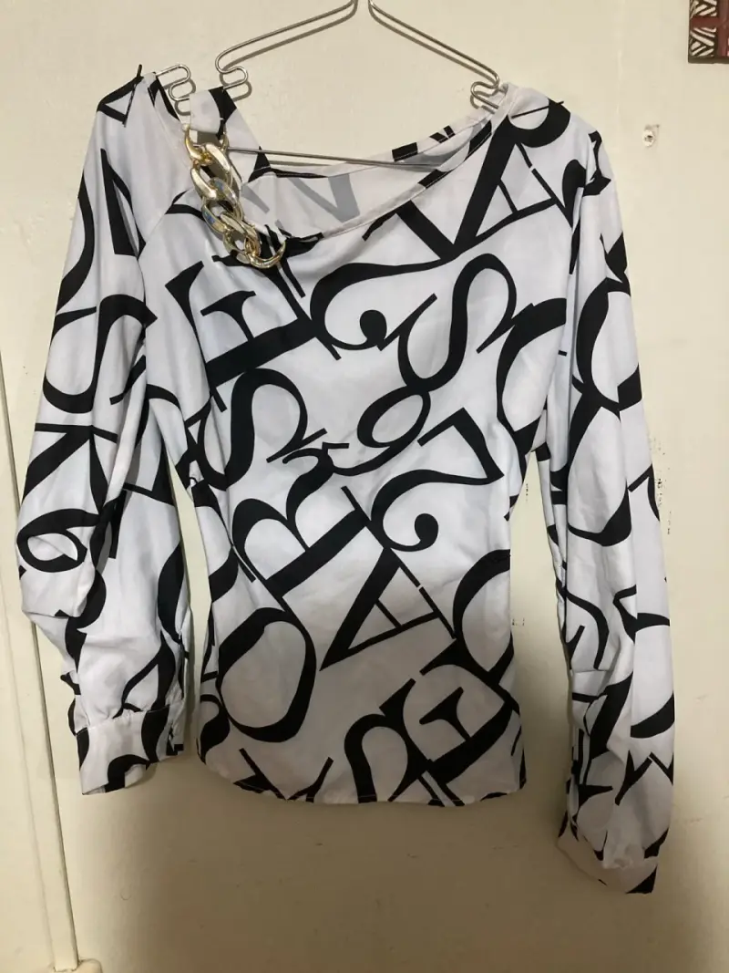 Blusa blanca con estampado de letras