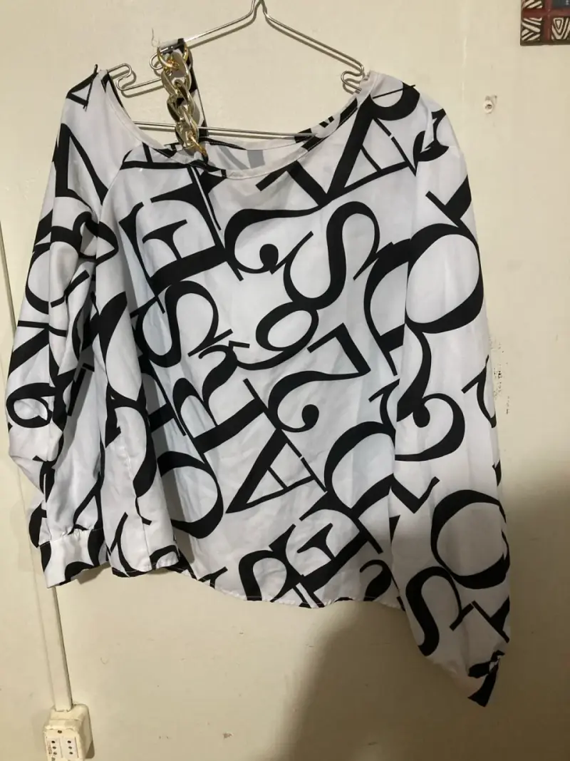 Blusa blanca con estampado de letras - 2