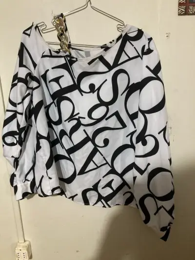 Blusa blanca con estampado de letras - miniatura 2