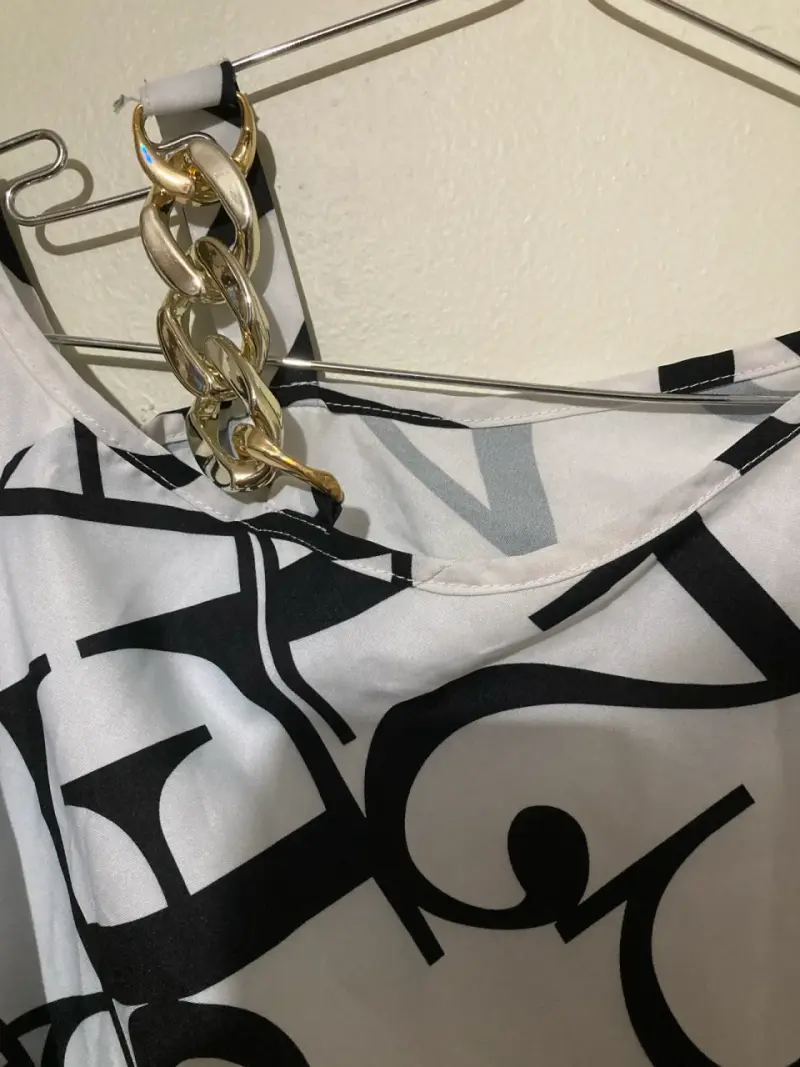 Blusa blanca con estampado de letras - 3