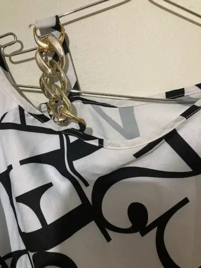 Blusa blanca con estampado de letras - miniatura 3