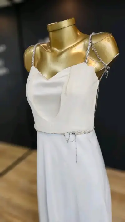 Vestido blanco con cadenas - miniatura 1