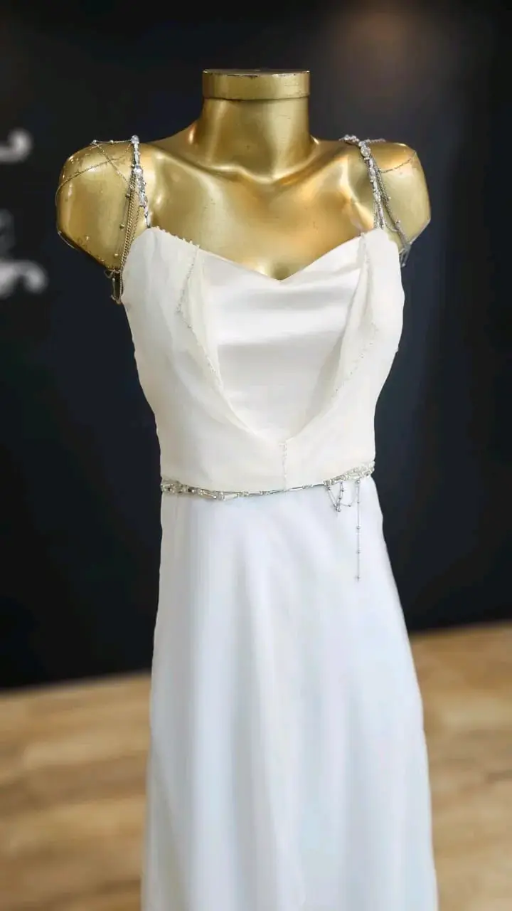 Vestido blanco con cadenas - 2