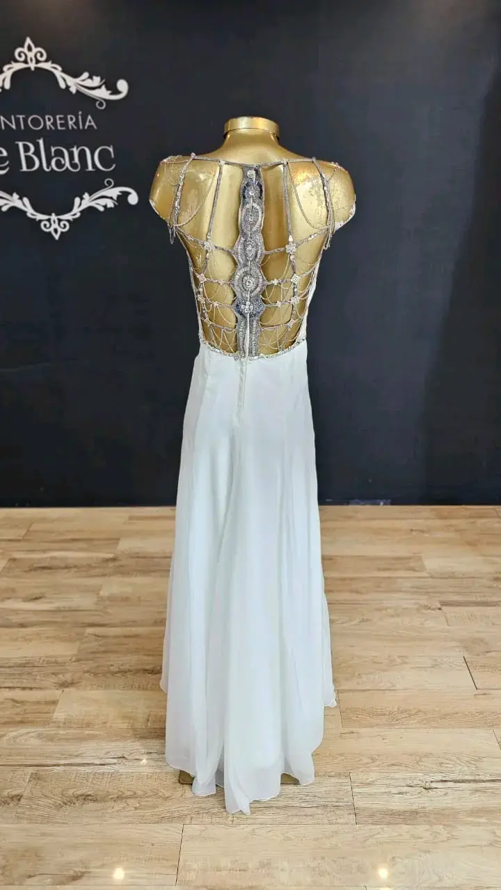 Vestido blanco con cadenas - 3