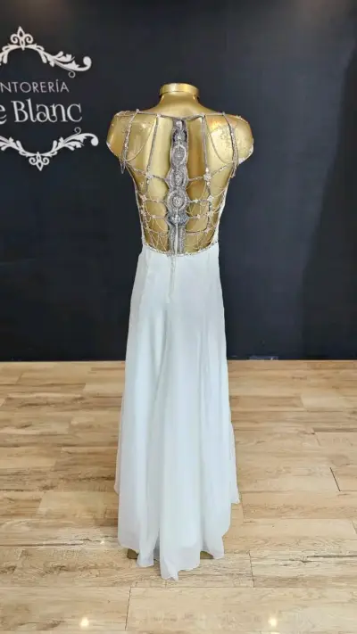 Vestido blanco con cadenas - miniatura 3