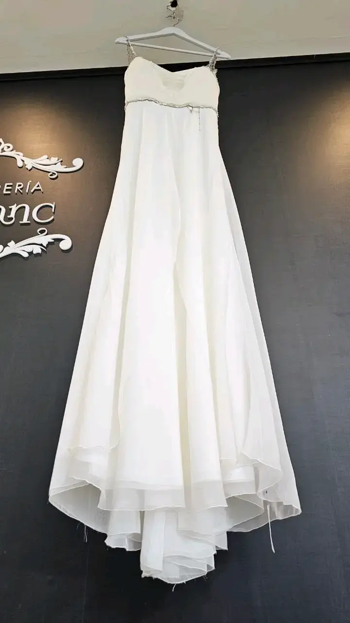 Vestido blanco con cadenas - 4