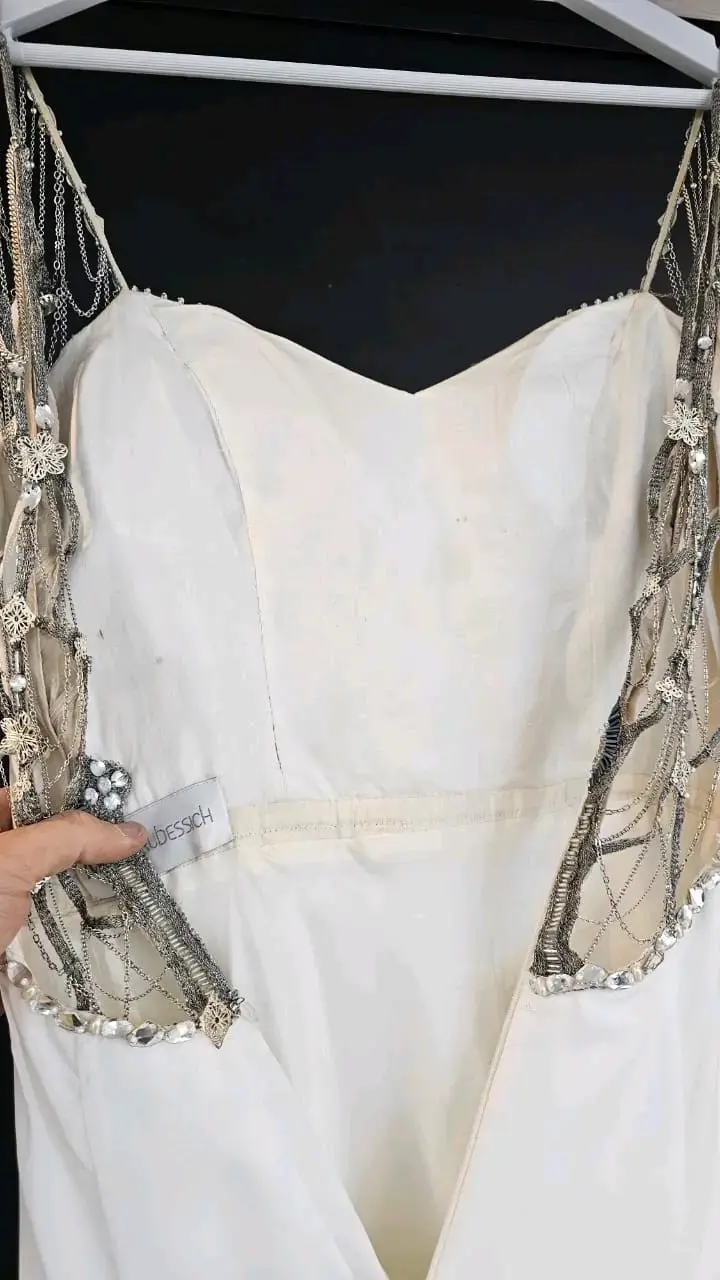 Vestido blanco con cadenas - 5