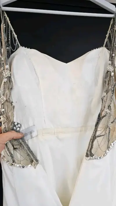 Vestido blanco con cadenas - miniatura 5