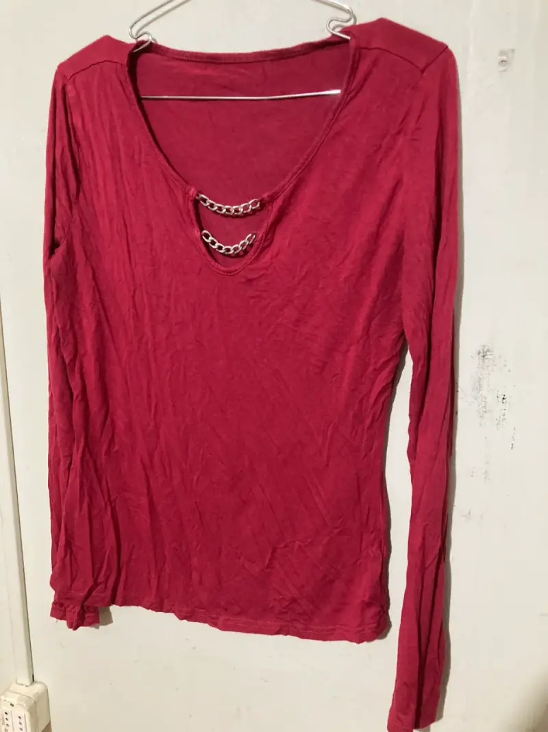 Polera rojo burdeo con cadena