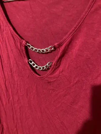 Polera rojo burdeo con cadena - miniatura 2