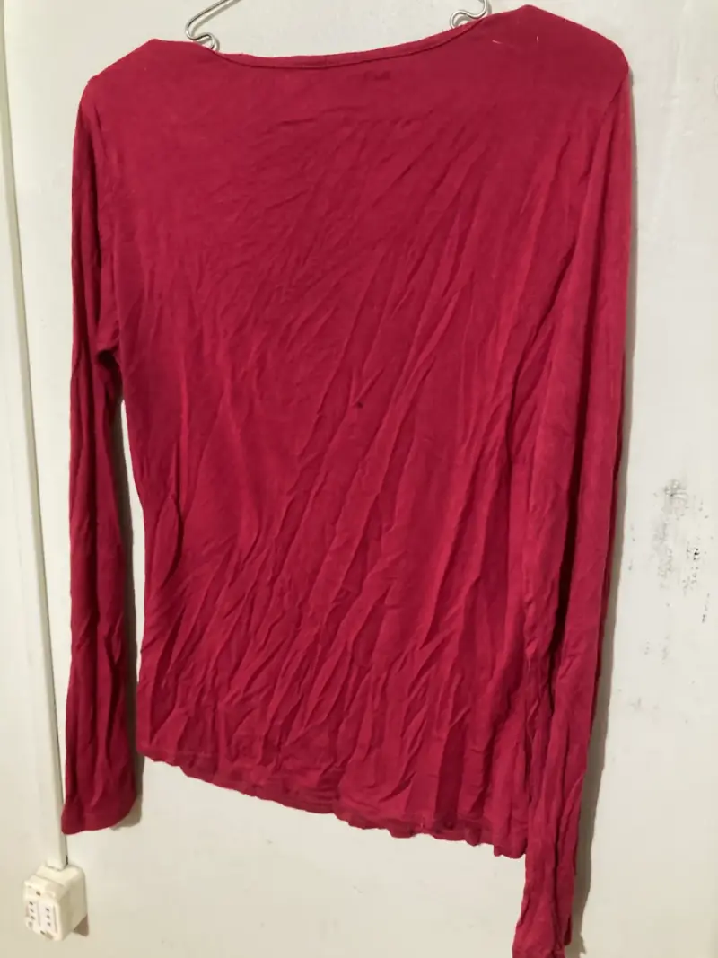 Polera rojo burdeo con cadena - 3