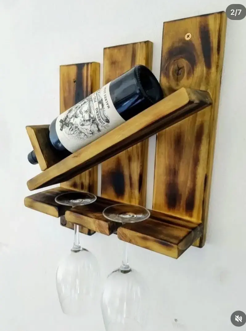 Estante de madera para vino y copas