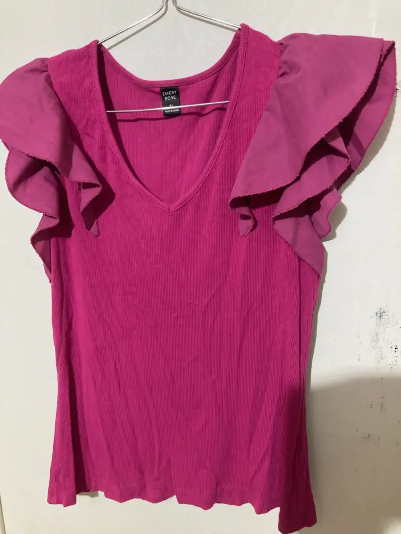 Polera fucsia con vuelos