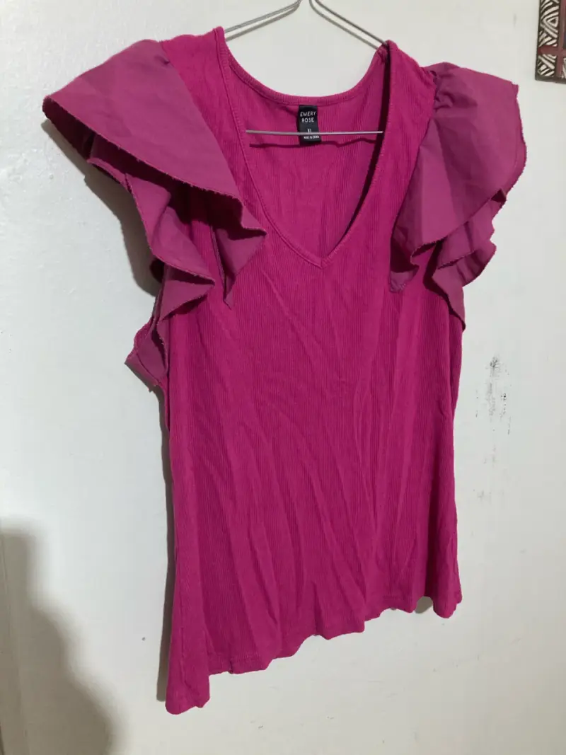 Polera fucsia con vuelos - 2