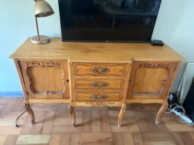 Buffet de madera tallado antiguo - miniatura 1