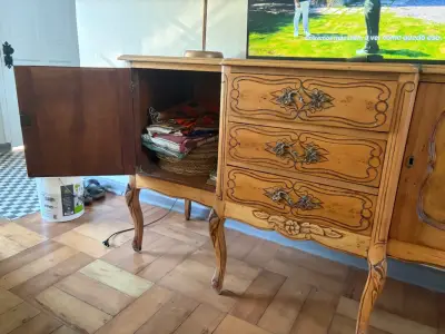 Buffet de madera tallado antiguo - miniatura 4