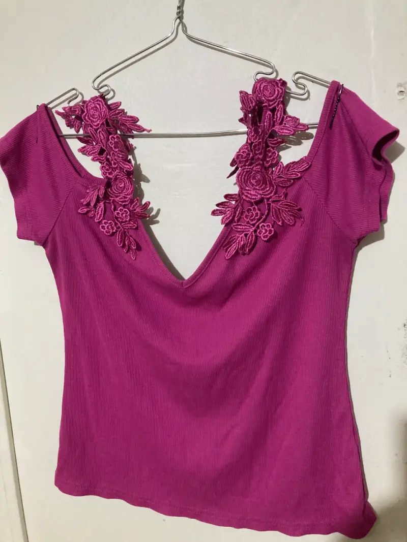 Polera  fucsia con detalle floral