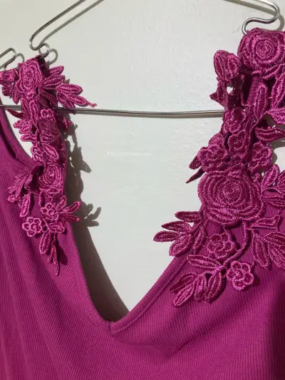 Polera  fucsia con detalle floral - miniatura 2