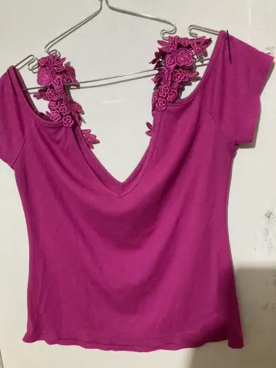 Polera  fucsia con detalle floral - miniatura 3