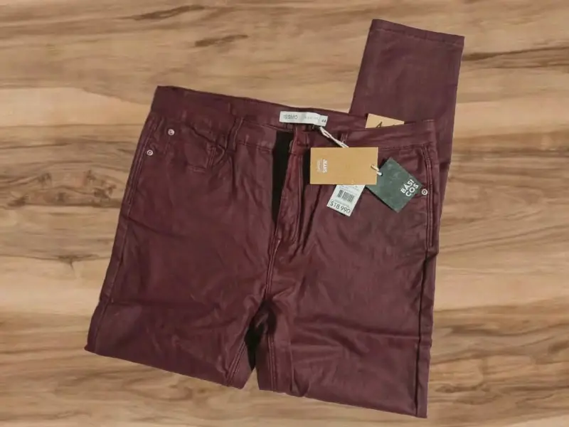 Pantalón burdeo con etiqueta