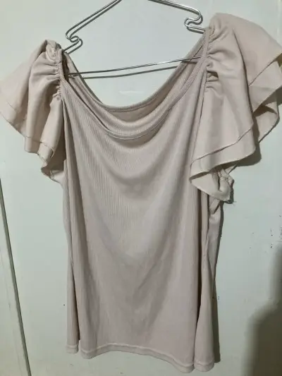 Polera beige con volantes - miniatura 1