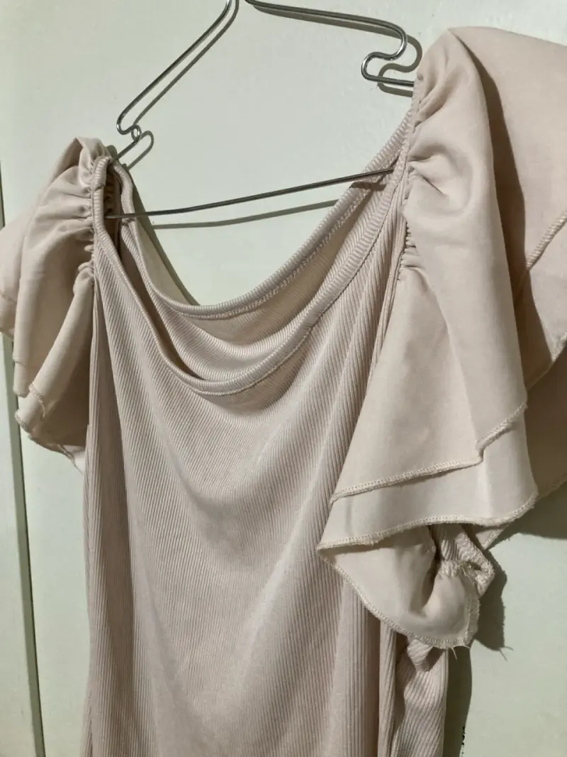 Polera beige con volantes - 3