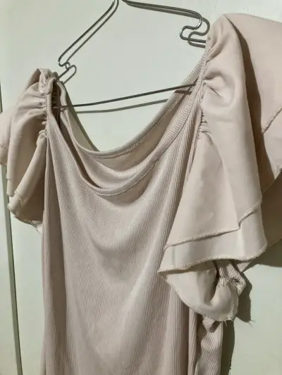 Polera beige con volantes - miniatura 3