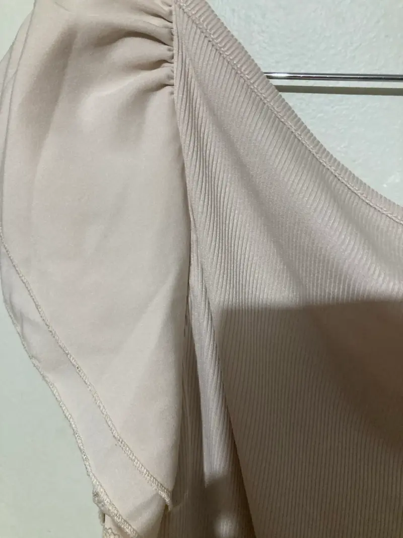 Polera beige con volantes - 4