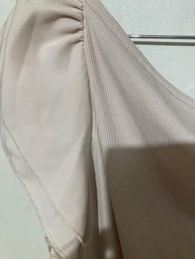 Polera beige con volantes - miniatura 4
