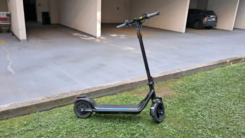 Scooter eléctrico NIU plegable negro - 1