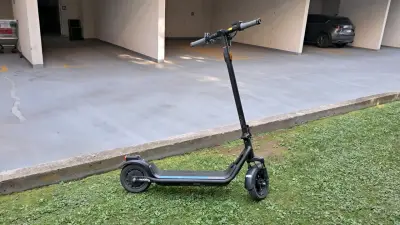 Scooter eléctrico NIU plegable negro - miniatura 1