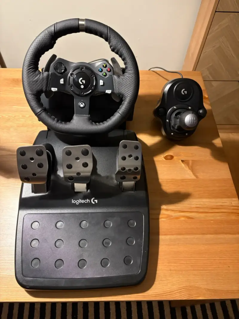 Volante Logitech G920 con pedales y palanca cambio