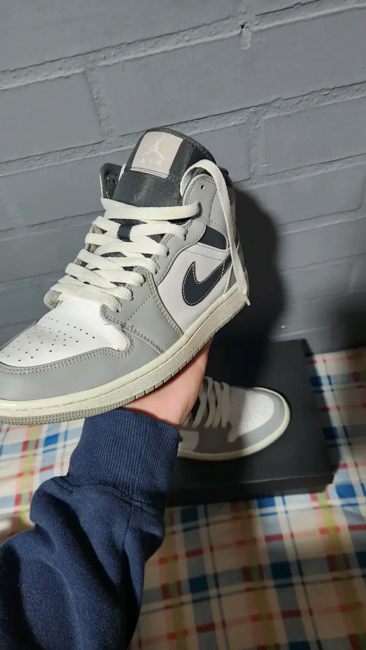 Jordan 1 mid light smoke grey - 4